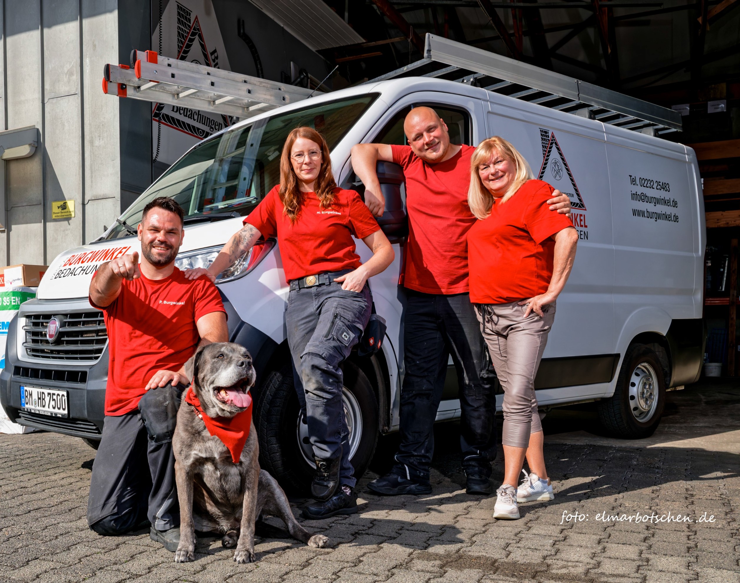 Dachdecker-Team aus Brühl und Köln bei der Arbeit auf dem Dach