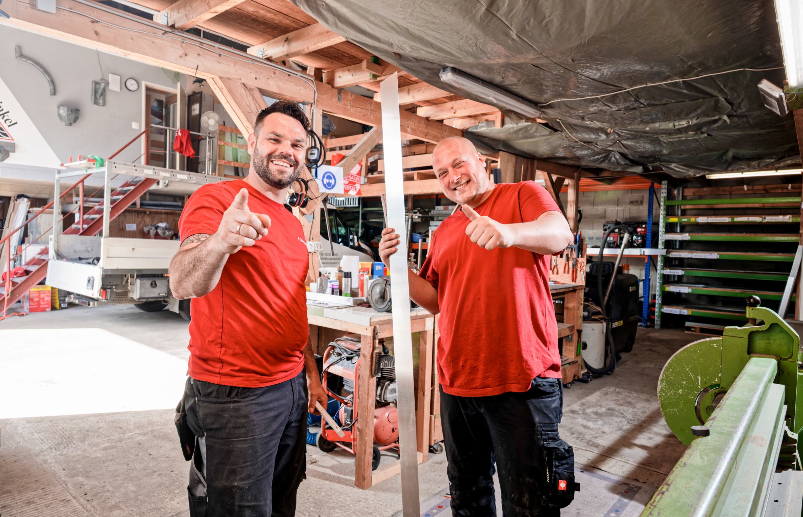 Dachdecker-Team von Burgwinkel Bedachungen Brühl im Einsatz auf einer Baustelle