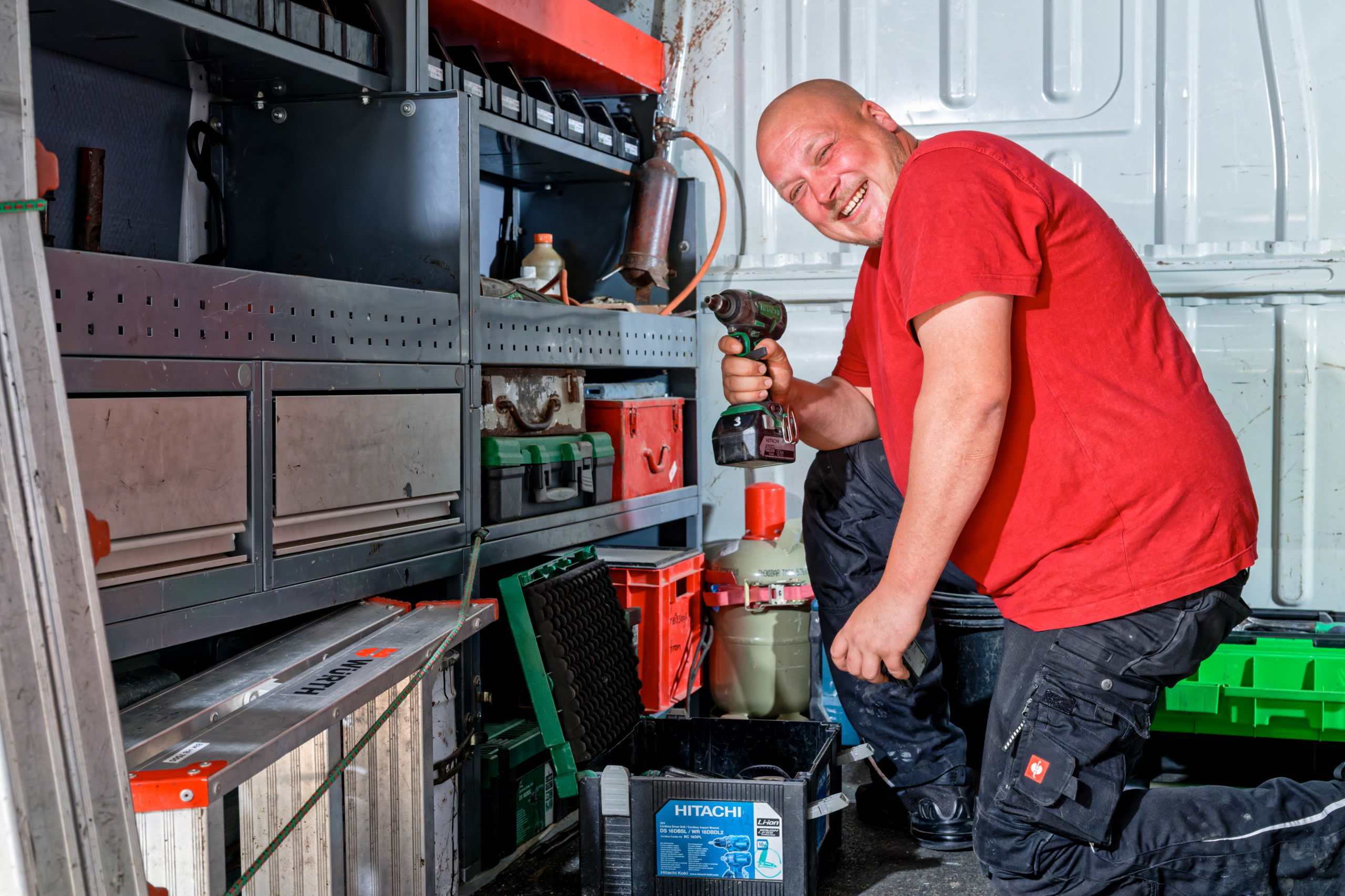 Dachdecker von Burgwinkel Bedachungen bei der Montage auf einer Dachbaustelle in Brühl und Köln